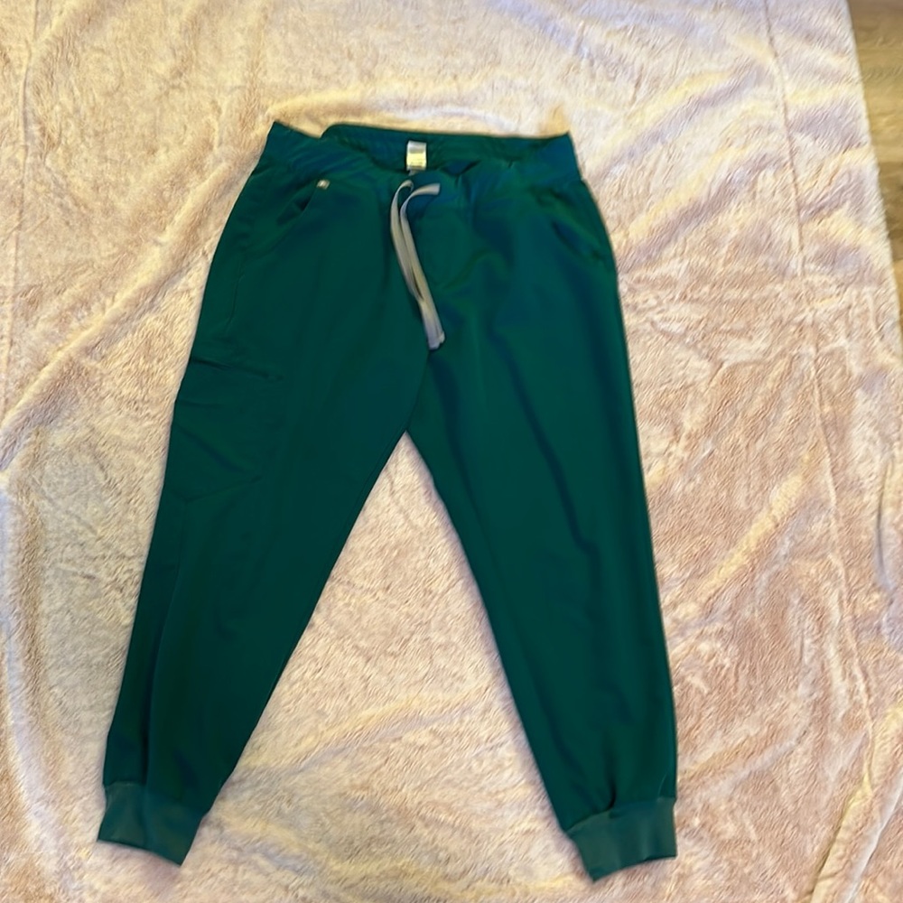 Hunter green figs joggers SHORT LENGTH